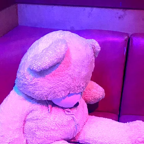 소파에 앉은 커다란 곰인형